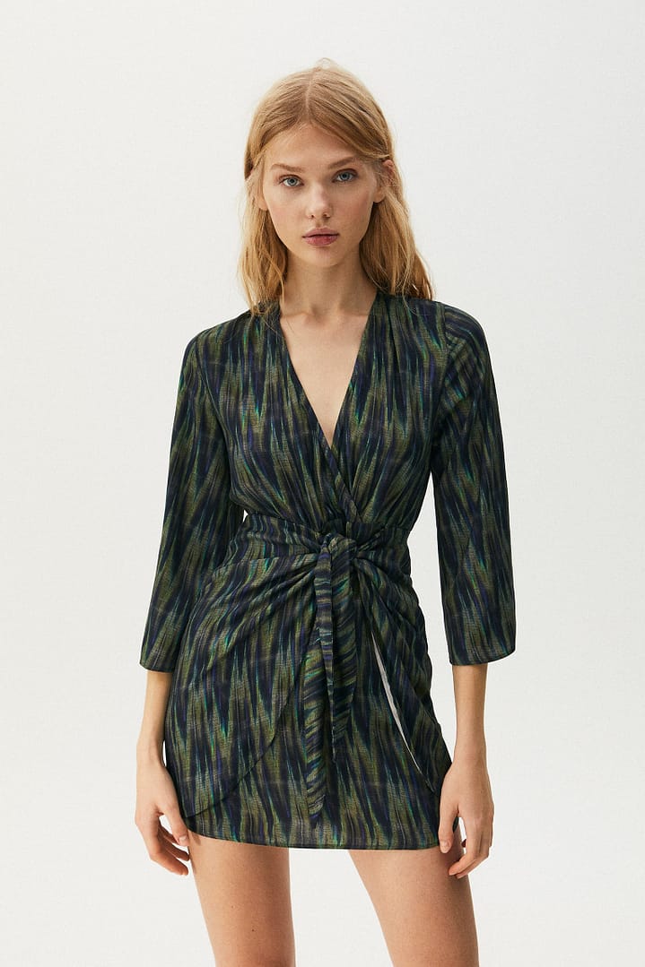 Vestido corto con falda anudada